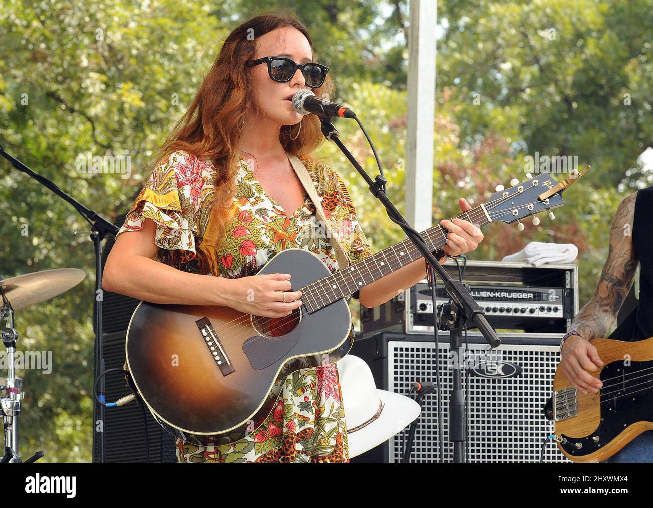 Courtney Jaye si esibisce dal vivo in occasione del decimo festival musicale annuale Austin City Limits, che si svolge presso lo Zilker Park in Texas, USA. Foto Stock