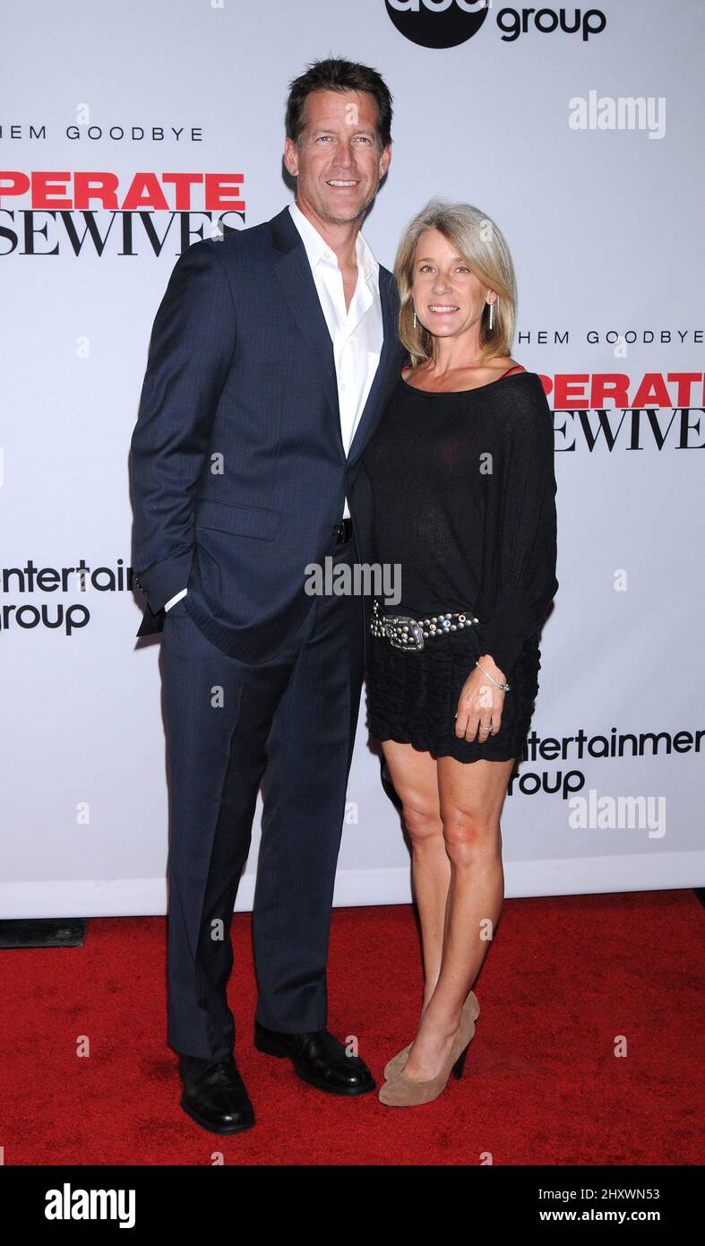 James Denton e la moglie Erin o'Brien hanno partecipato alla festa di calcio di stagione 'Desperate Housewives' a Wisteria Lane in Universal City, USA. Foto Stock