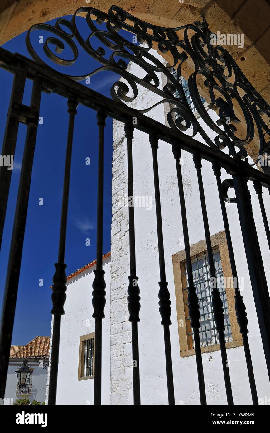 Porta gotica ad arco, griglia in ferro battuto, ingresso alla Cattedrale se. Faro-Portogallo-140 Foto Stock