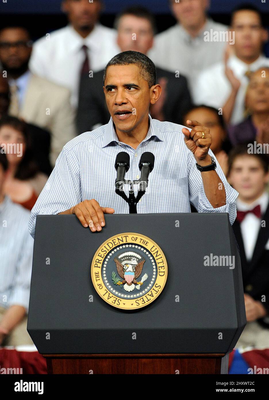 Il Presidente Barack Obama discute l'American Jobs Act mentre è il secondo giorno del suo tour di tre giorni in autobus attraverso la Carolina del Nord e la Virginia al Mary Perry Ragsdale YMCA nel campus del Guilford Technical Community College Foto Stock