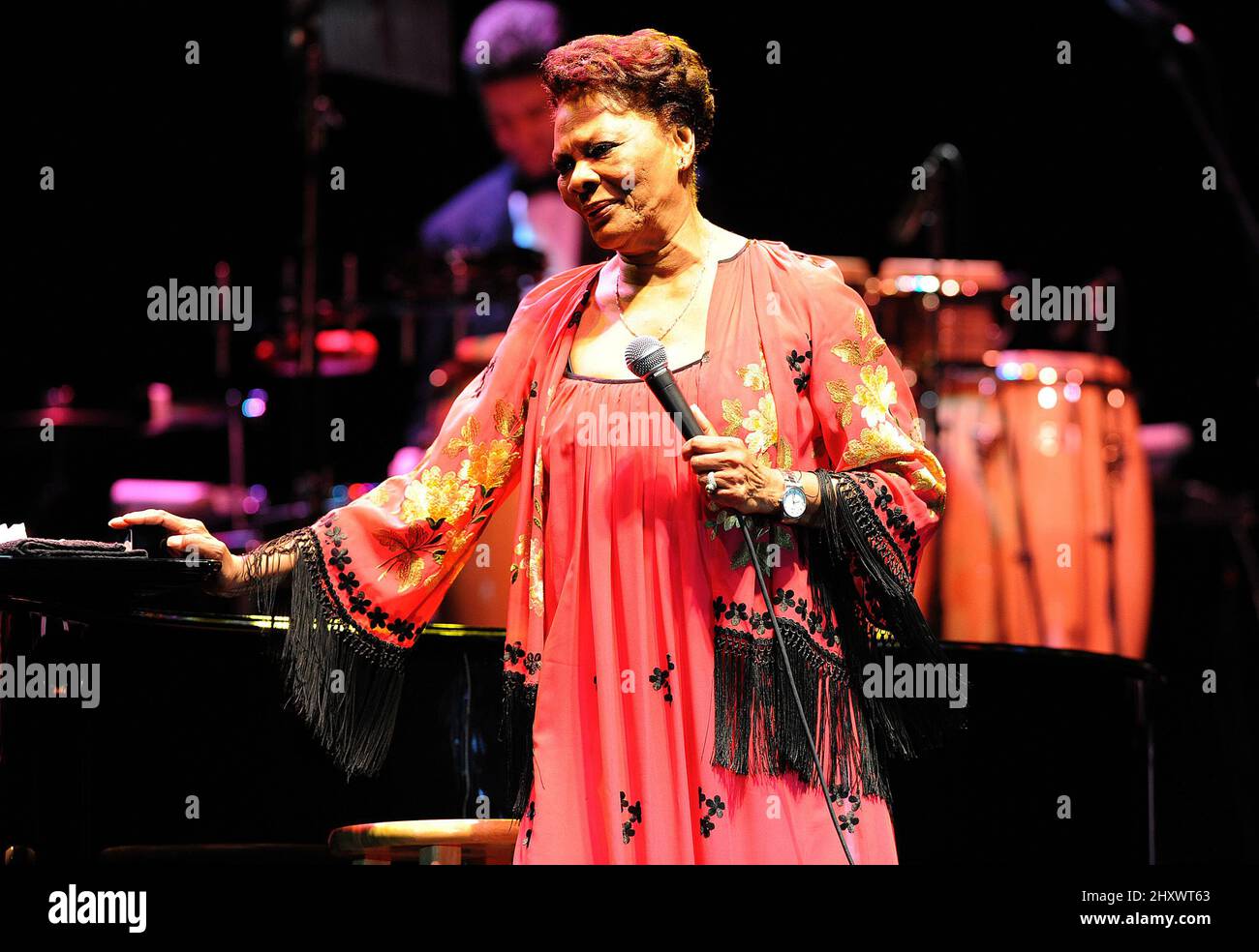 Dionne Warwick si esibisce sul palco presso la Dorton Arena di Raleigh, NC. Foto Stock