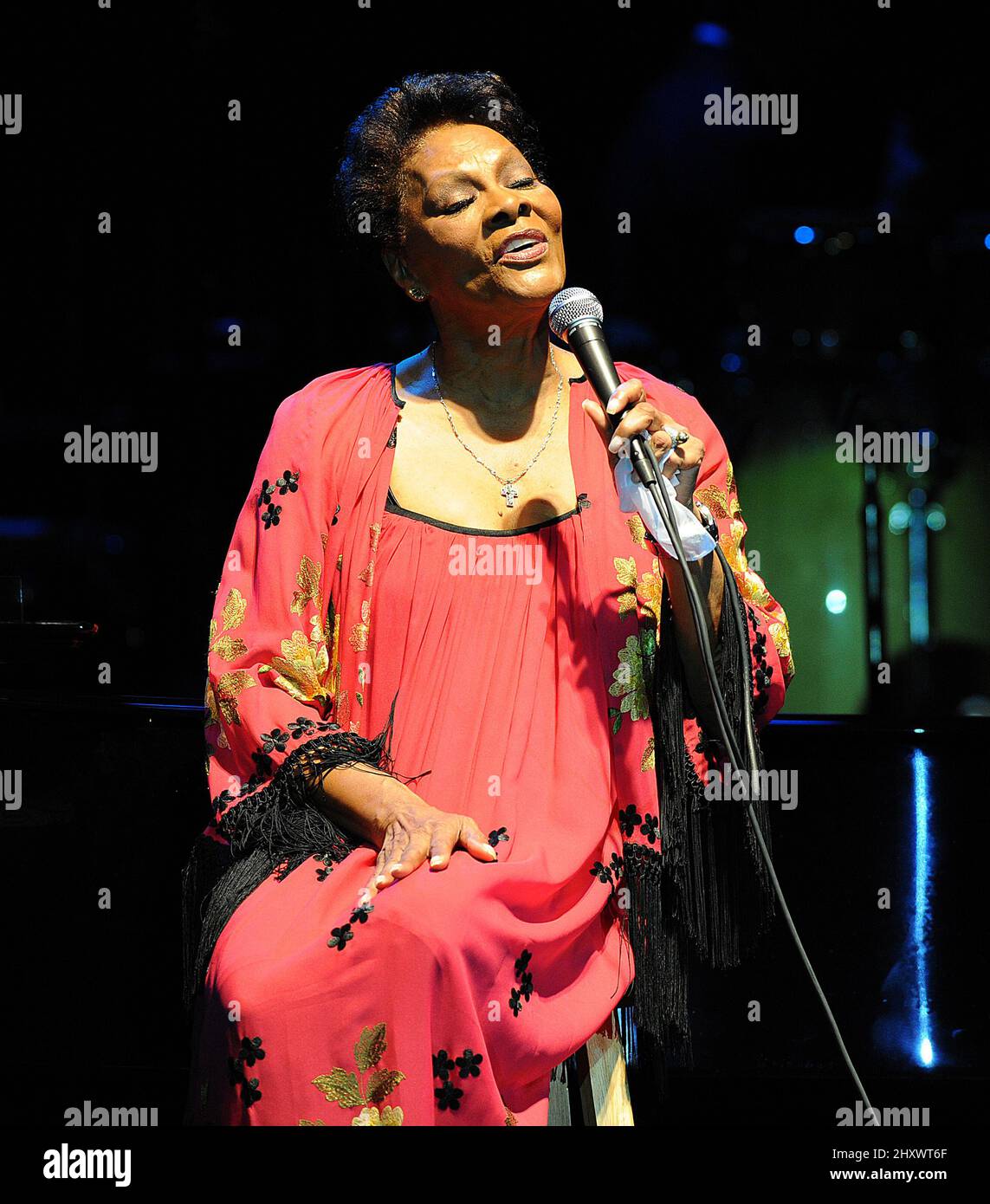Dionne Warwick si esibisce sul palco presso la Dorton Arena di Raleigh, NC. Foto Stock