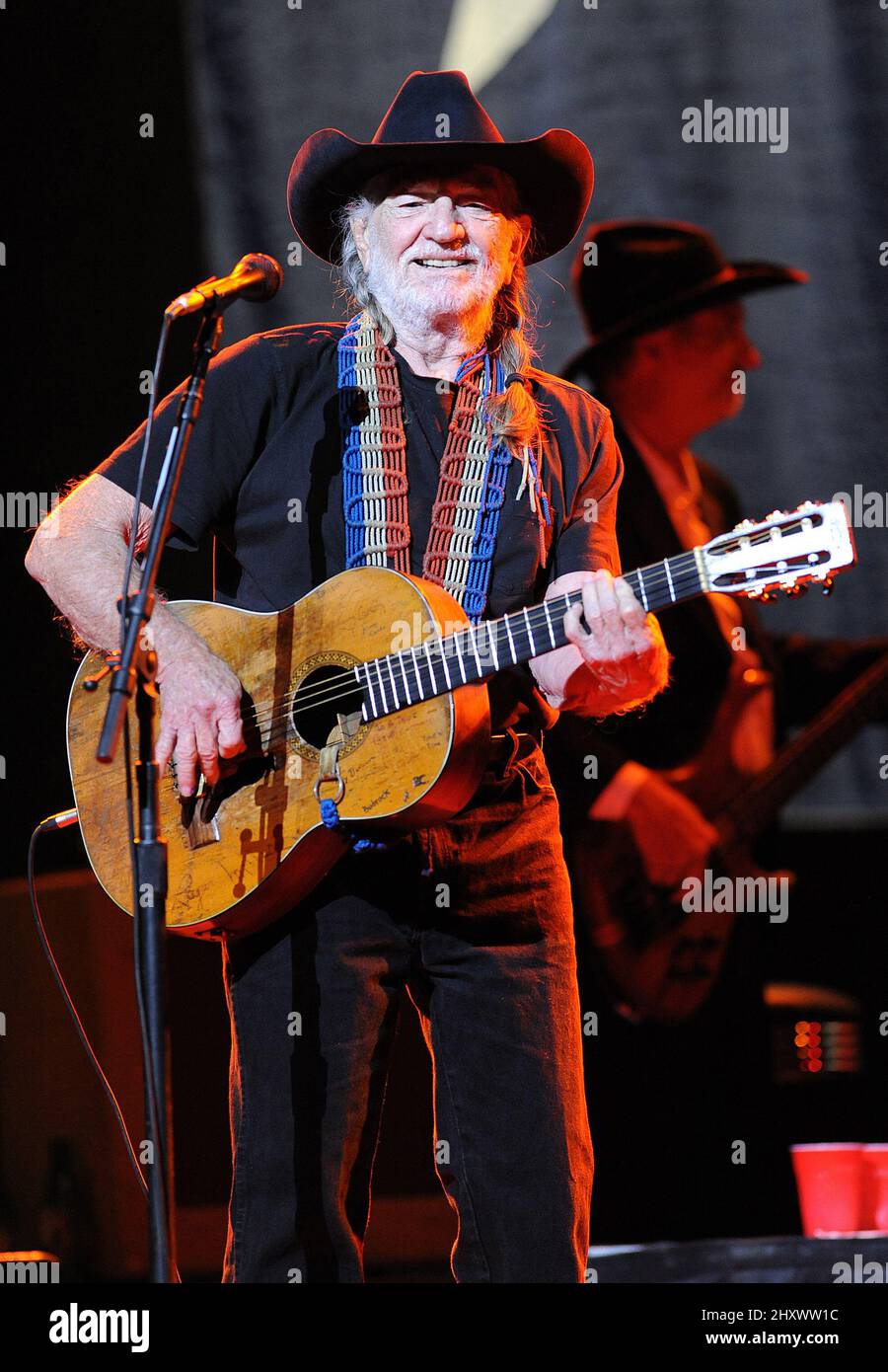 Willie Nelson suona al Durham Performing Arts Center di Raleigh, NC. Foto Stock