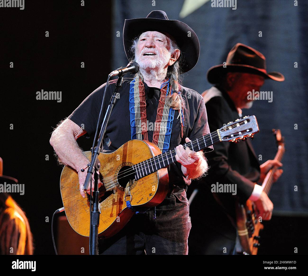 Willie Nelson suona al Durham Performing Arts Center di Raleigh, NC. Foto Stock
