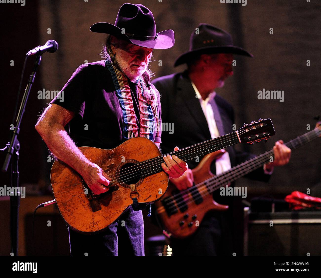 Willie Nelson suona al Durham Performing Arts Center di Raleigh, NC. Foto Stock