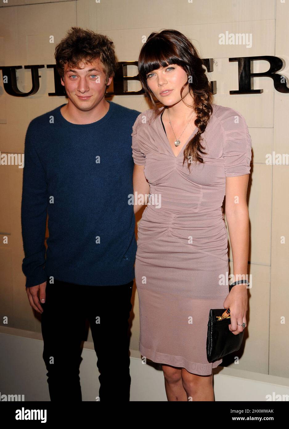 Jeremy Allen White e Emma Greenwell durante il "Burberry Body" Burberry Fragrance Launch Party tenuto a Burberry, California Foto Stock