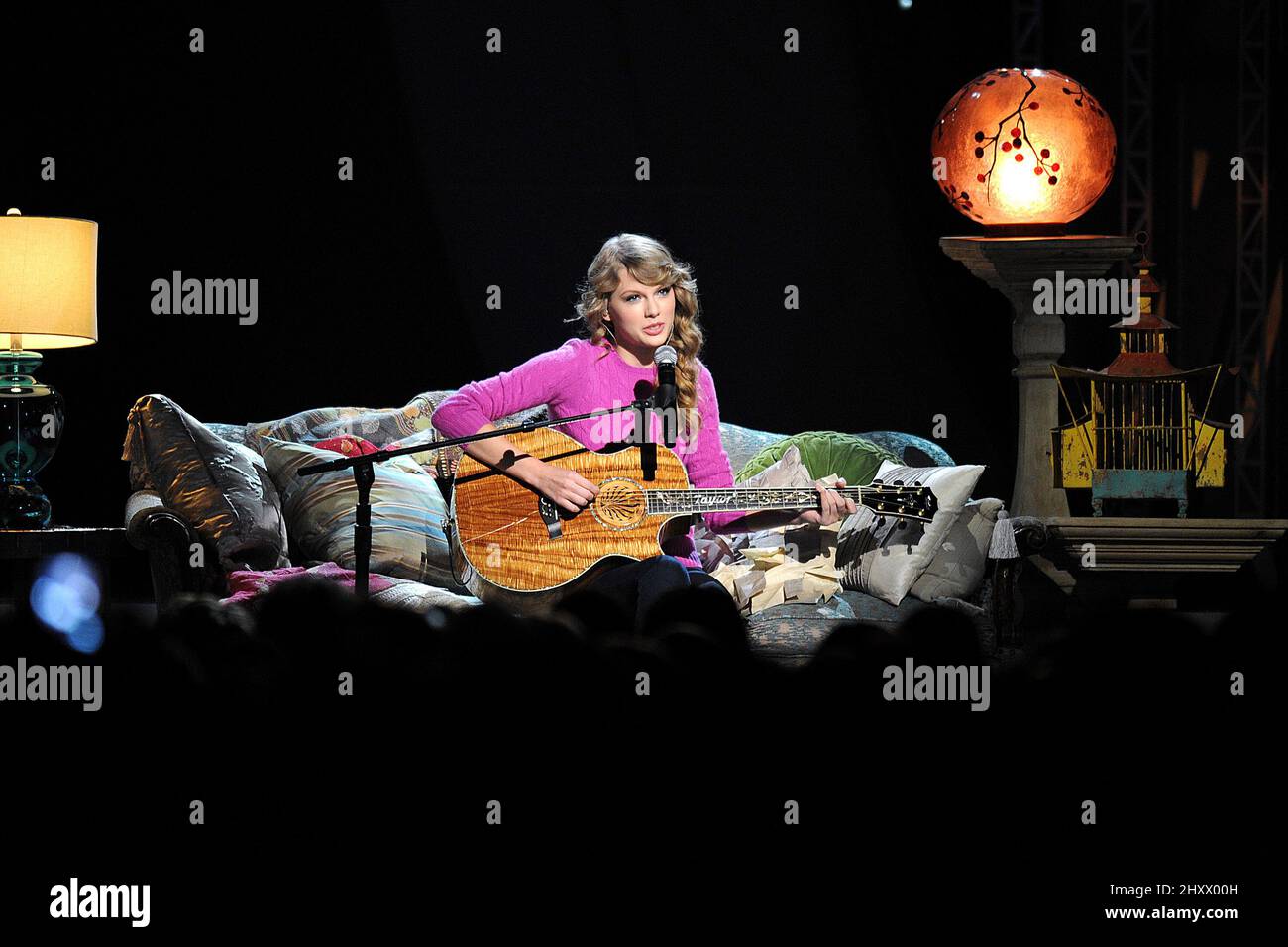 9 novembre 2011 Nashville, Tn. Taylor Swift i premi annuali CMA 45th che si tengono alla Bridgestone Arena Foto Stock