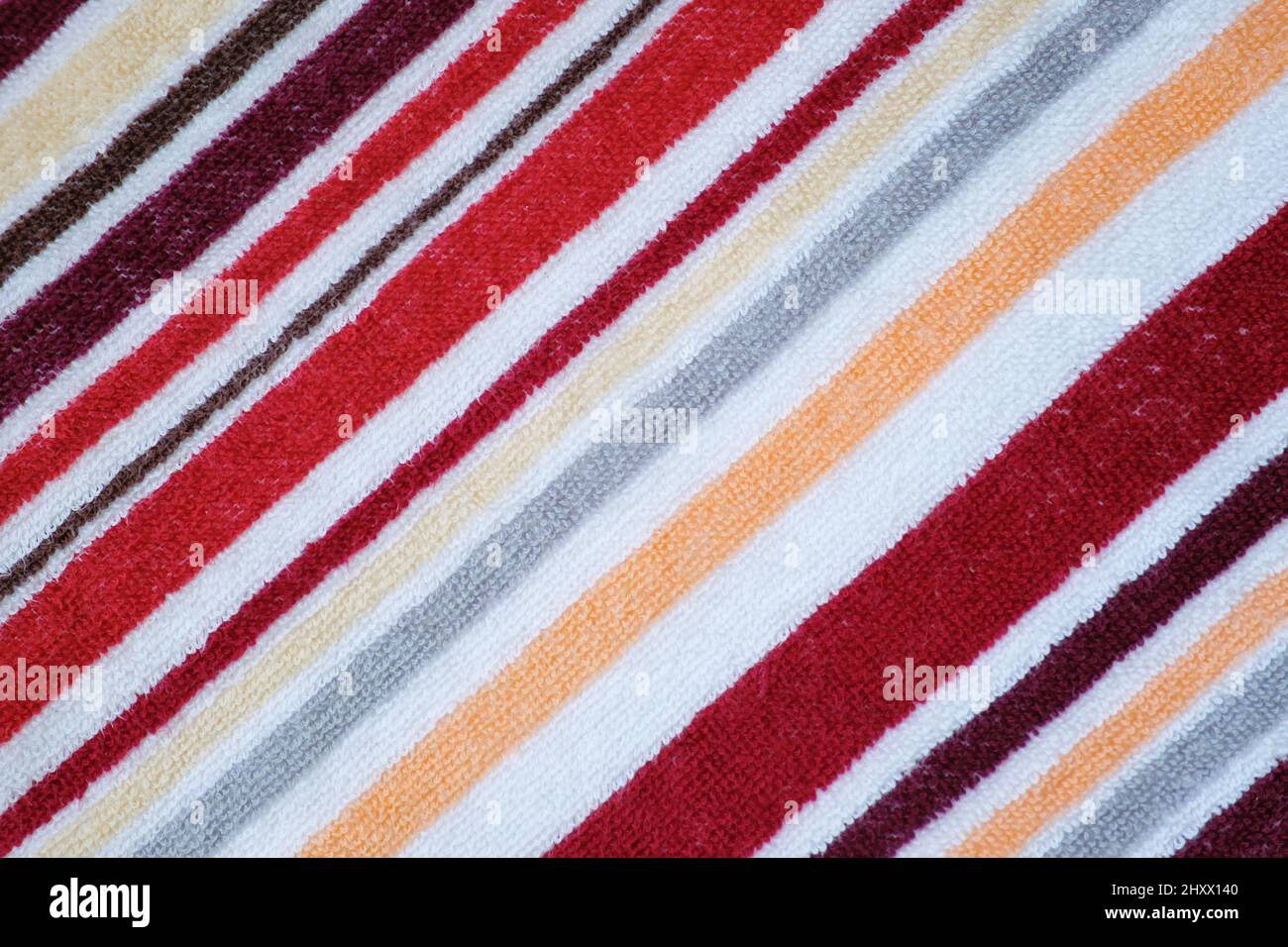 Immagine ravvicinata di un asciugamano di spugna colorato a strisce. Strisce diagonali. Sfondo astratto. Foto Stock