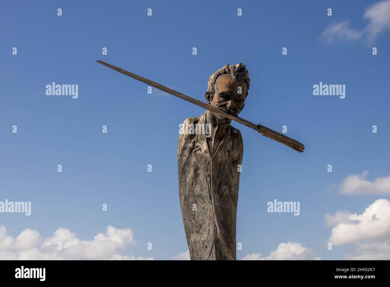 Primo piano della scultura di Jose Marti con un machete in bocca Foto Stock