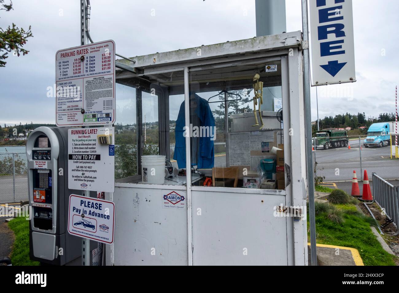 Anacortes, WA USA - circa Novembre 2021: Vista della strada del Washington state Ferry Terminal parcheggio macchina a pagamento. Foto Stock