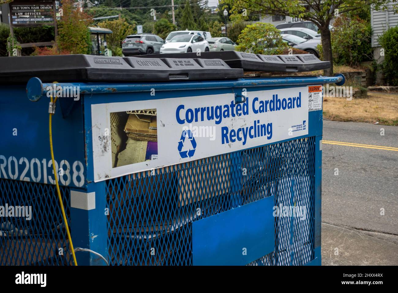 Tacoma, WA USA - circa Agosto 2021: Vista ad angolo di un contenitore di riciclaggio di cartone ondulato nella zona della città vecchia di Tacoma. Foto Stock