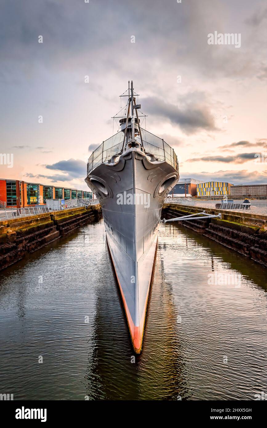 Primo colpo della HMS Caroline, un incrociatore leggero dismesso a Belfast, Regno Unito con cielo grigio Foto Stock