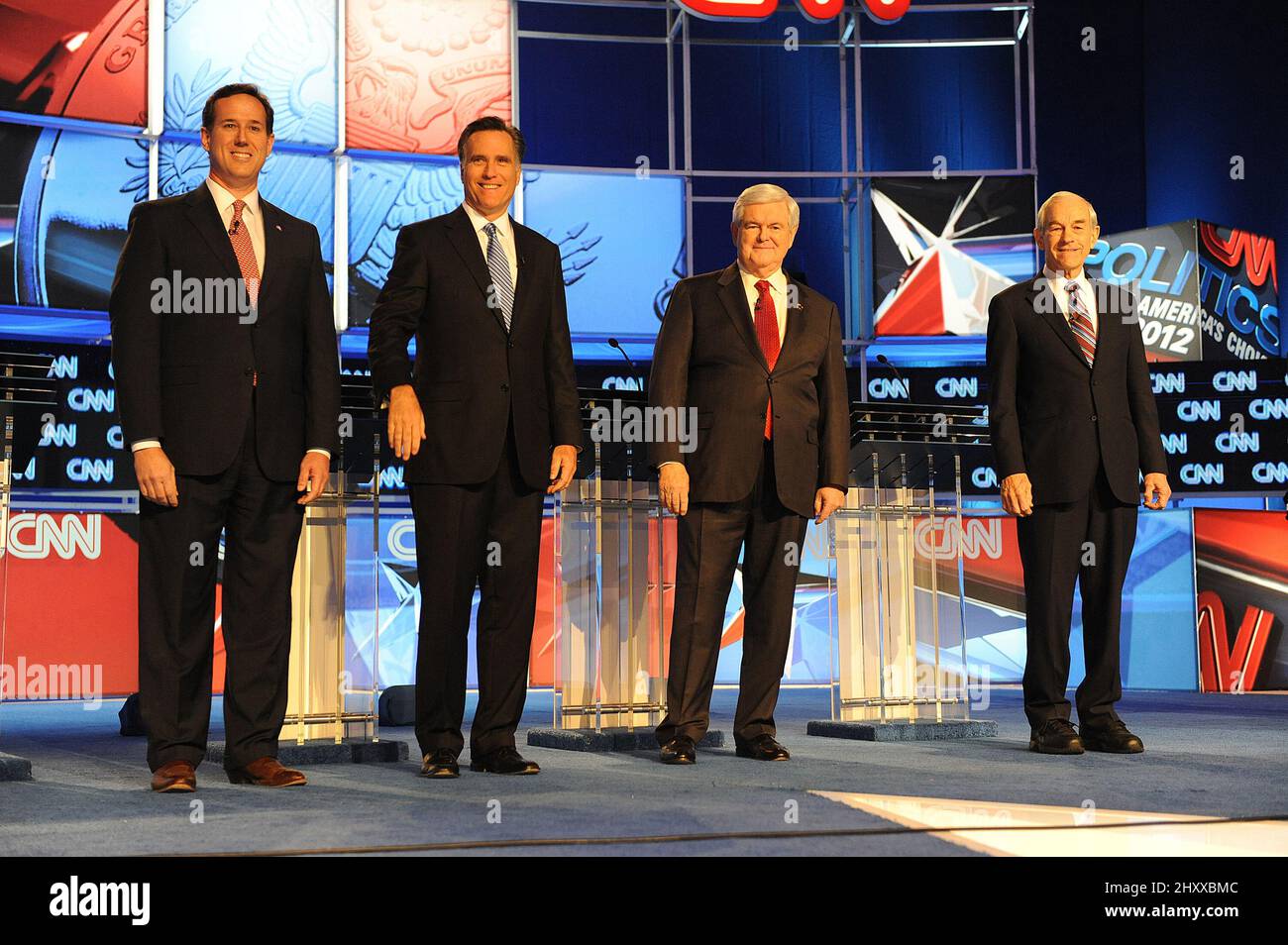 Rick Santorum, Mitt Romney, Newt Gingrich e Ron Paul durante il dibattito presidenziale del GOP repubblicano meridionale del 2012 che si è svolto presso il North Charleston Coliseum di Charleston, SC. Foto Stock