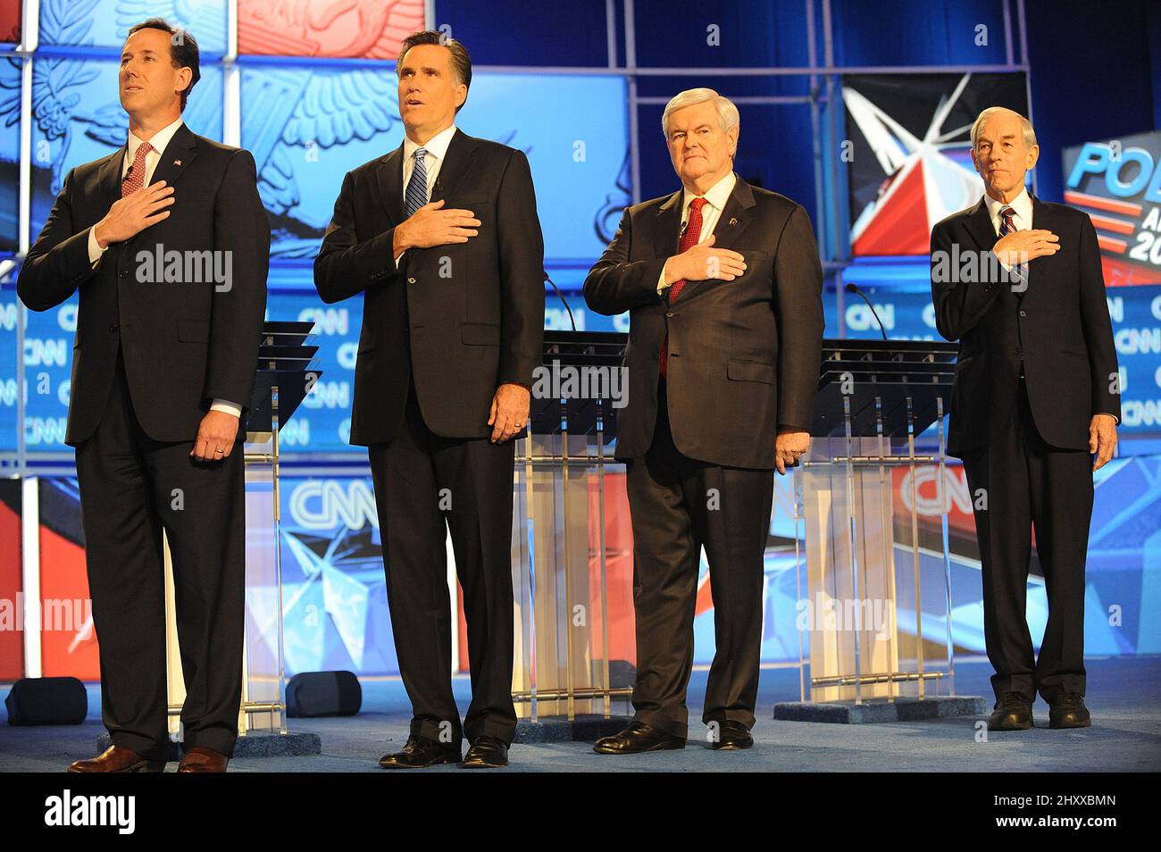 Rick Santorum, Mitt Romney, Newt Gingrich e Ron Paul durante il dibattito presidenziale del GOP repubblicano meridionale del 2012 che si è svolto presso il North Charleston Coliseum di Charleston, SC. Foto Stock