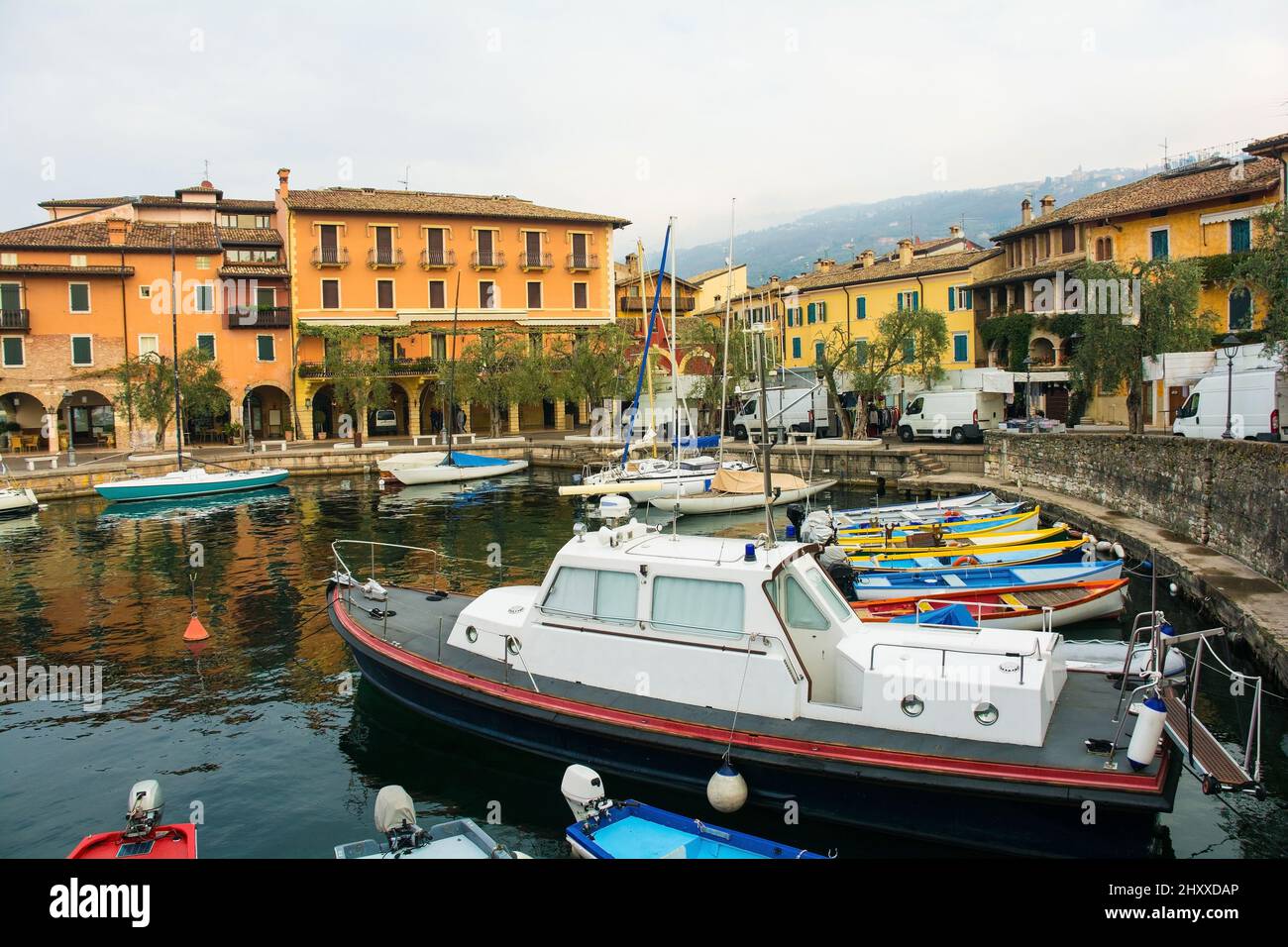 Il litorale di Torri del Benaco sul Lago di Garda, in provincia di Verona, Veneto, Italia nord-orientale Foto Stock