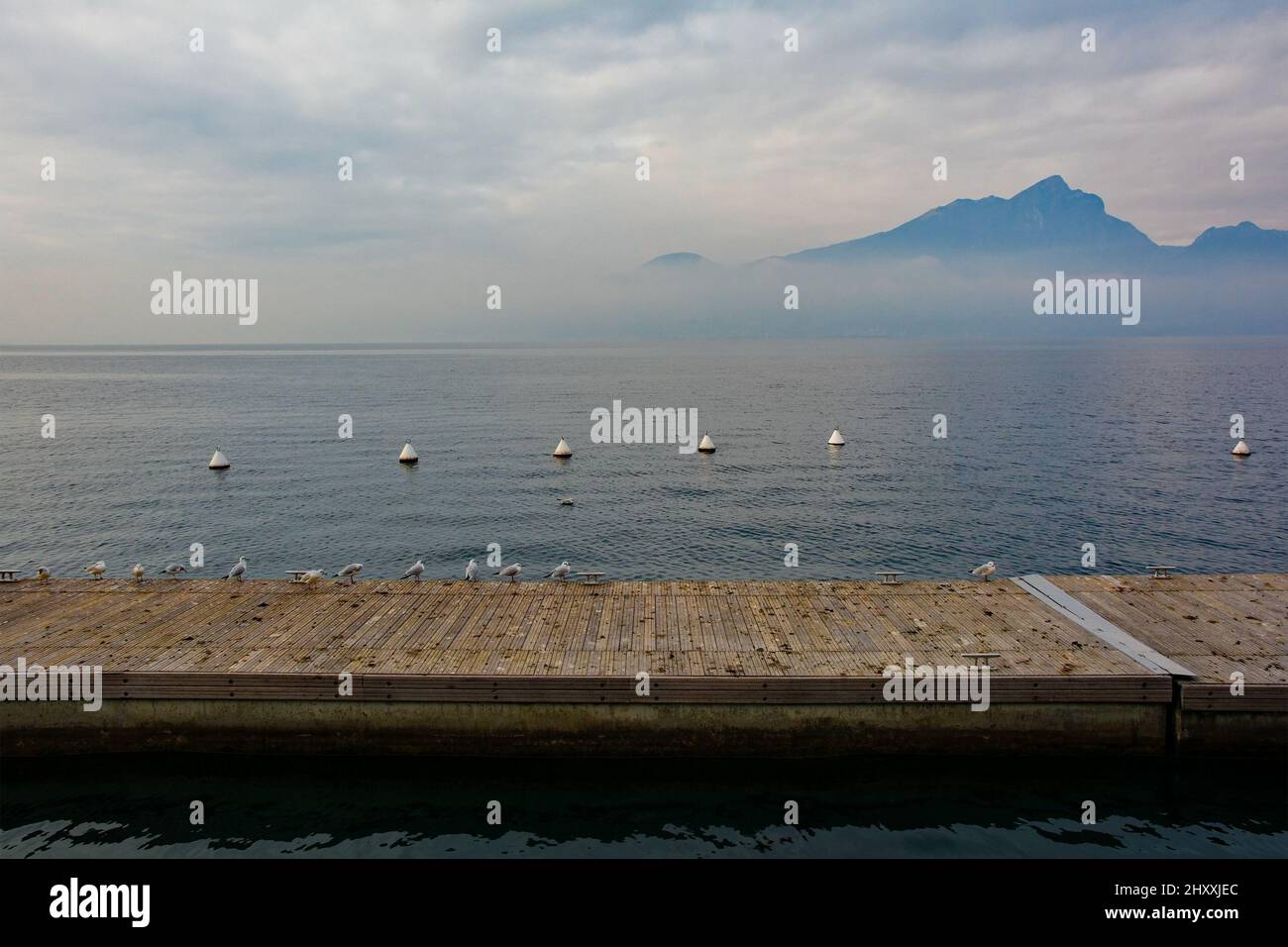 Inverno al Lago di Garda, visto da Torri del Benaco in Provincia di Verona, Veneto, Italia nord-orientale Foto Stock