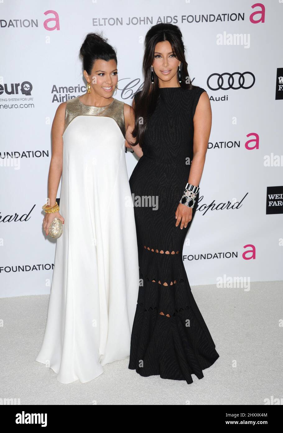 Kourtney Kardashian e Kim Kardashian all'Elton John AIDS Foundation Academy Awards, festa di osservazione a West Hollywood Park, California Foto Stock
