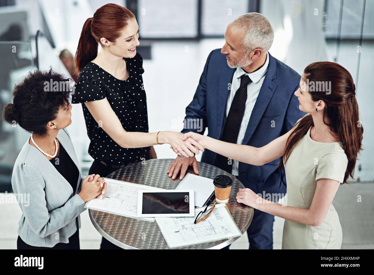 Un'alleanza fondata sulla fiducia. Scatto di due donne d'affari che scuotono le mani durante una riunione di squadra al lavoro. Foto Stock