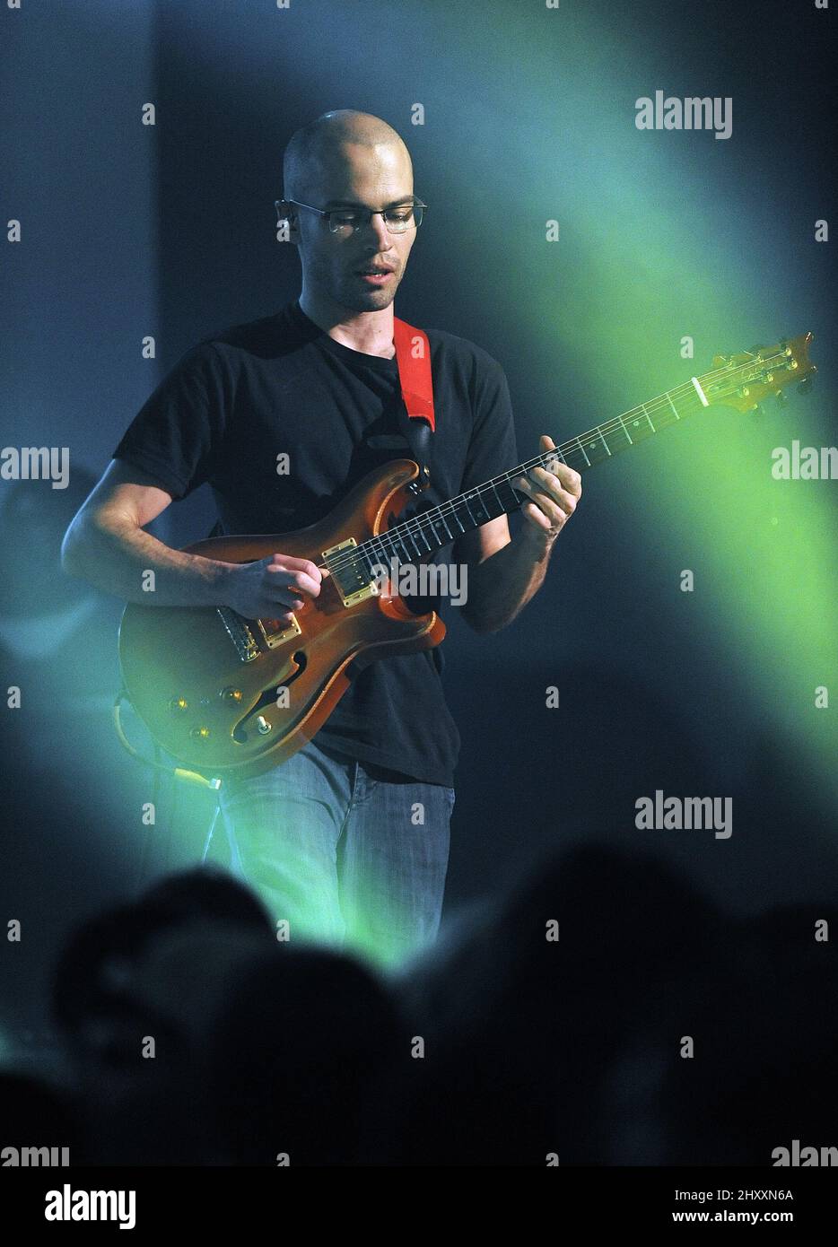 Mike Rempel della band Lotus si esibirà sul palco durante la sosta del tour del 2012 al Brooklyn Arts Center di Wilmington, NC. Foto Stock