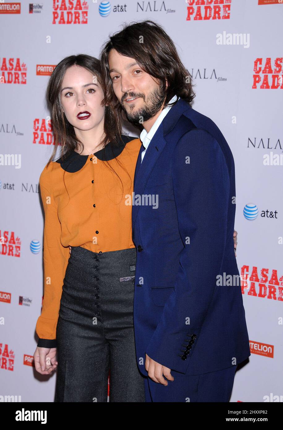 Camila Sodi e Diego Luna partecipano alla prima "Casa de mi Padre" che si tiene al Grauman's Chinese Theatre di Los Angeles, USA. Foto Stock