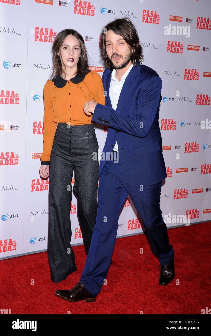 Camila Sodi e Diego Luna partecipano alla prima "Casa de mi Padre" che si tiene al Grauman's Chinese Theatre di Los Angeles, USA. Foto Stock