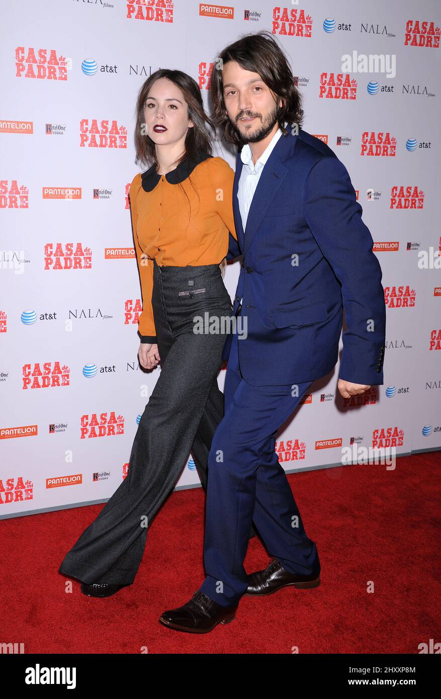 Camila Sodi e Diego Luna partecipano alla prima "Casa de mi Padre" che si tiene al Grauman's Chinese Theatre di Los Angeles, USA. Foto Stock