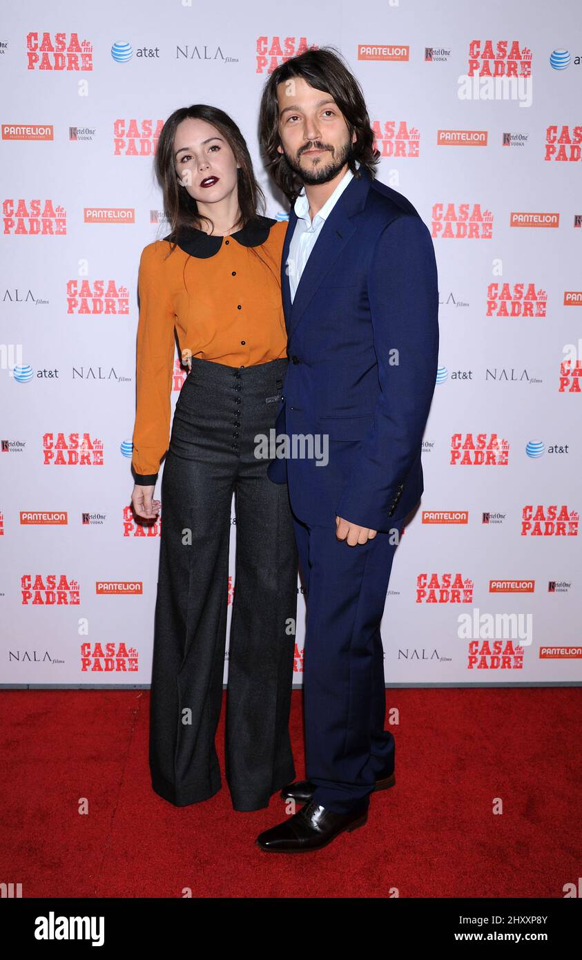 Camila Sodi e Diego Luna partecipano alla prima "Casa de mi Padre" che si tiene al Grauman's Chinese Theatre di Los Angeles, USA. Foto Stock