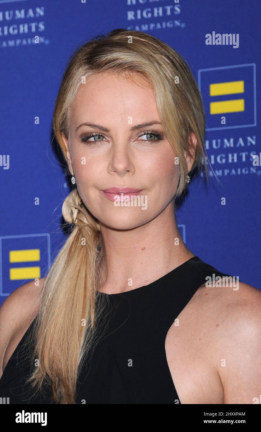 Charlize Theron partecipa al 2012 Human Rights Campaign di Los Angeles Gala, che si tiene al Ritz Carlton JW Marriott L.A. Live a Los Angeles, USA. Foto Stock