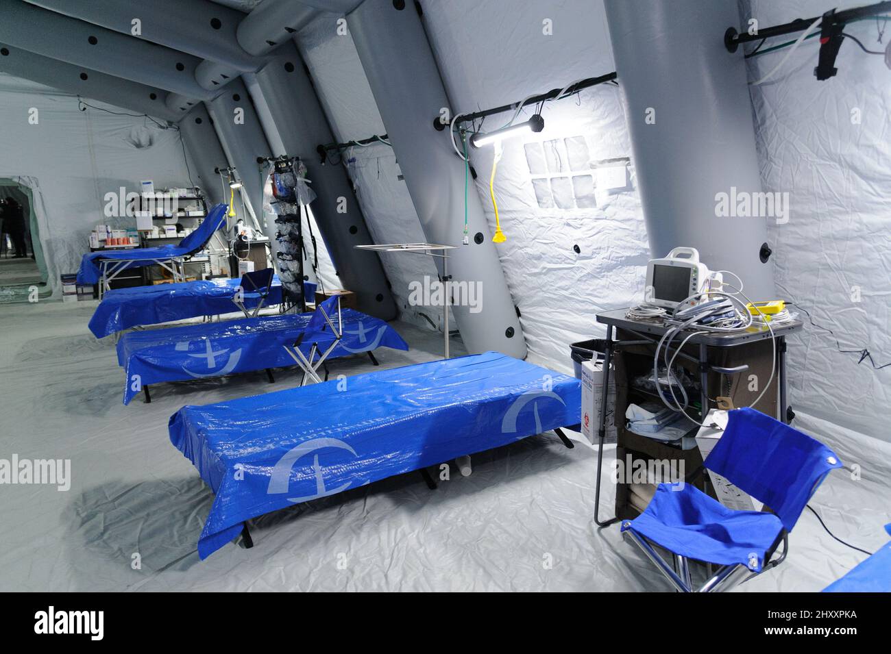 Lviv, Ucraina, 14 marzo 2022. Vista generale dell'interno dell'ospedale appena creato, che è stato dispiegato dai medici americani dall'organizzazione 'Borsa del samaritano' nel parcheggio sotterraneo di King Cross Leopolis, in mezzo all'invasione militare della Russia in Ucraina, nel villaggio di Sokilniki vicino a Lviv, Ucraina. Foto Stock