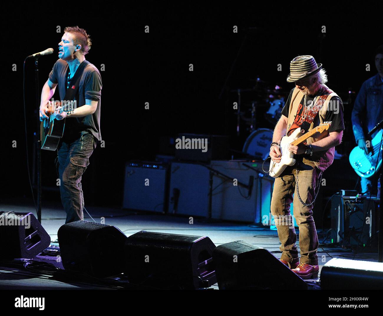 Jonny Lang & Brad Whitford of Aerosmith si esibisce sul palco mentre il tour Experience Hendrix 2012 si ferma al North Charleston Performing Arts Center a North Charleston, South Carolina. Foto Stock