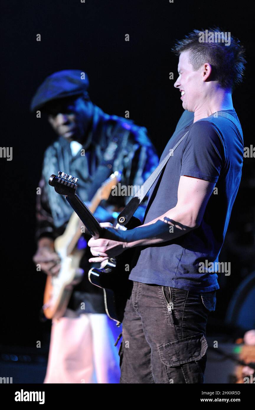 Buddy Guy si esibisce sul palco mentre il tour Experience Hendrix 2012 si ferma al North Charleston Performing Arts Center a North Charleston, South Carolina. Foto Stock