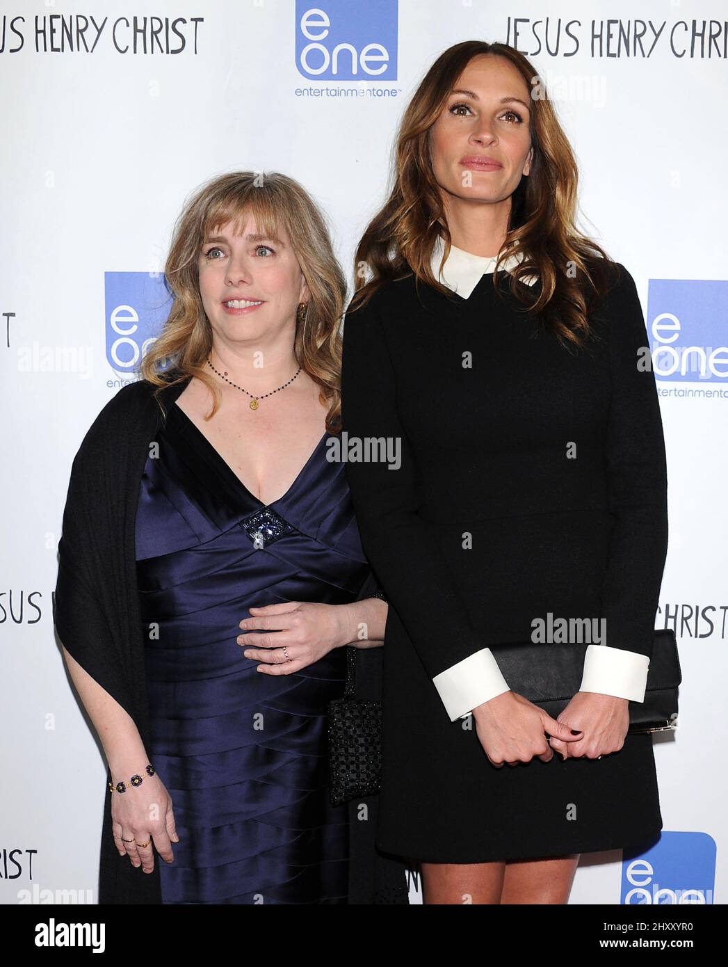 Julia Roberts e la sorella Lisa Roberts Gillan durante la prima di Los Angeles "Jesus Henry Christ" tenutasi al Mann Chinese 6 Theater, California Foto Stock