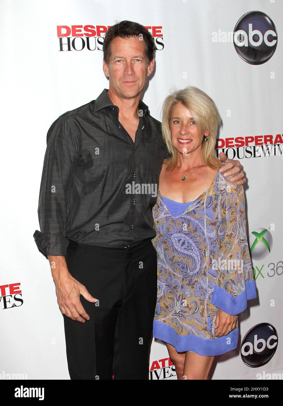James Denton e la moglie Erin hanno partecipato alla festa finale "Desperate Housewives" tenutasi al W Hollywood Hotel di Los Angeles, USA. Foto Stock