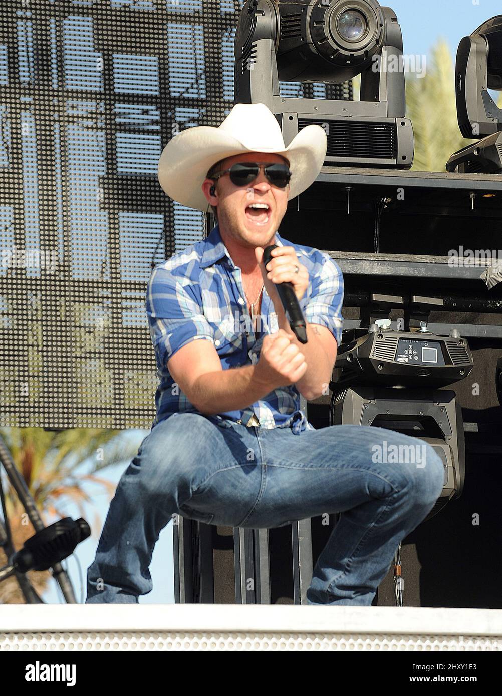 Justin Moore si esibisce dal vivo durante lo Stagecoach Country Music Festival 2012 che si tiene a Indio in California, USA. Foto Stock