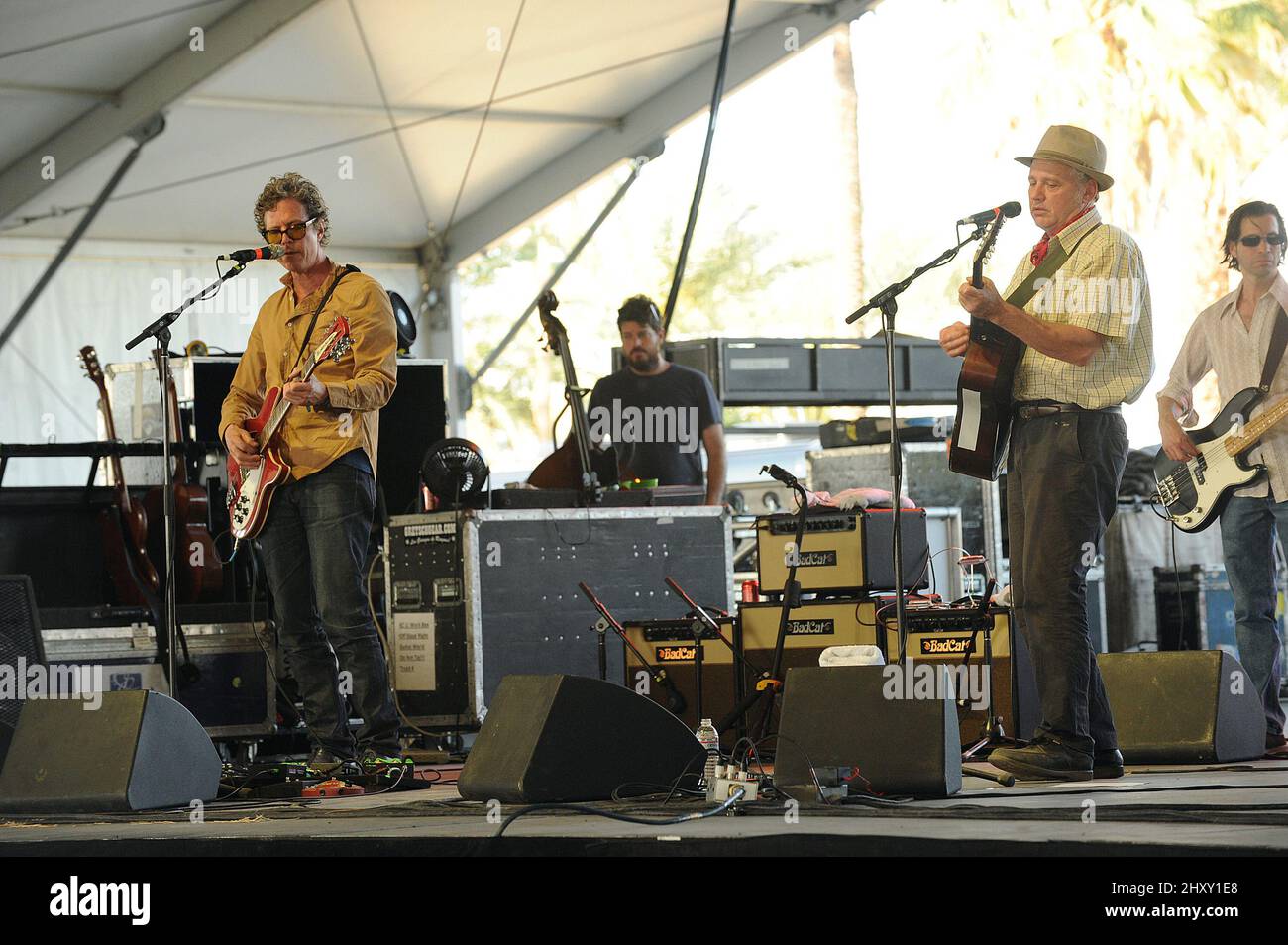 I Jayhawks si esibiscono dal vivo durante lo Stagecoach Country Music Festival 2012 che si tiene a Indio in California, USA. Foto Stock