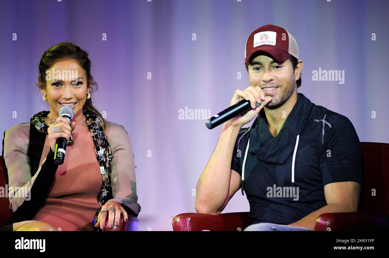 Jennifer Lopez ed Enrique Iglesias presenziano a una conferenza stampa per annunciare il loro prossimo tour a Los Angeles, California Foto Stock