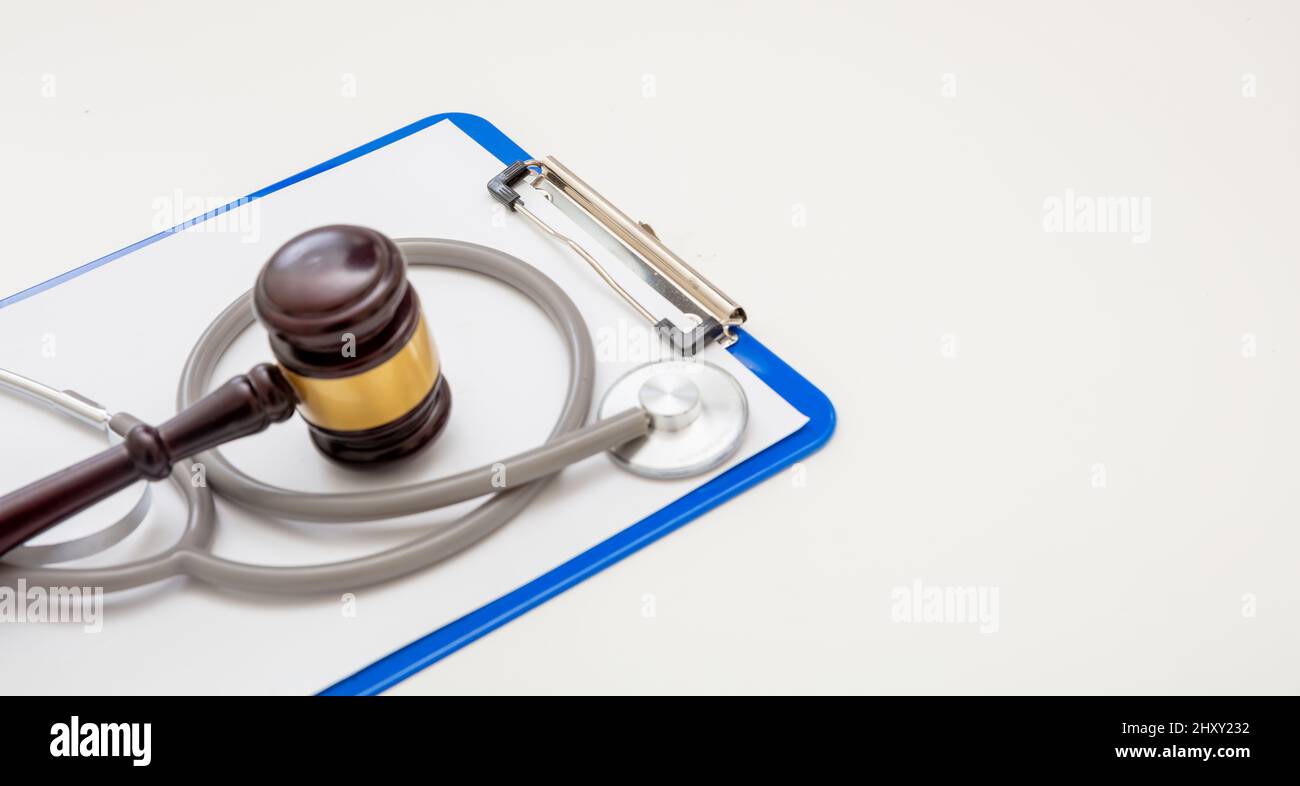 Concetto di salute e legge, pratica medica, avvocato di lesioni personali. Giudica il gavel e gli appunti del medico su bianco, vista ravvicinata, spazio di copia Foto Stock