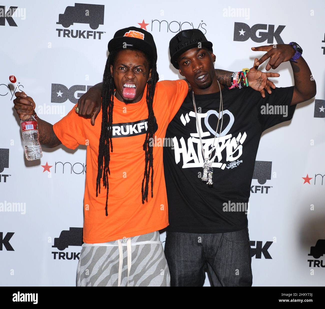 Lil Wayne (a sinistra) celebra il lancio della sua linea streetwear contemporanea TRUKFIT con Stevie Williams al Macy's Mens Beverly Center di Los Angeles, USA. Foto Stock