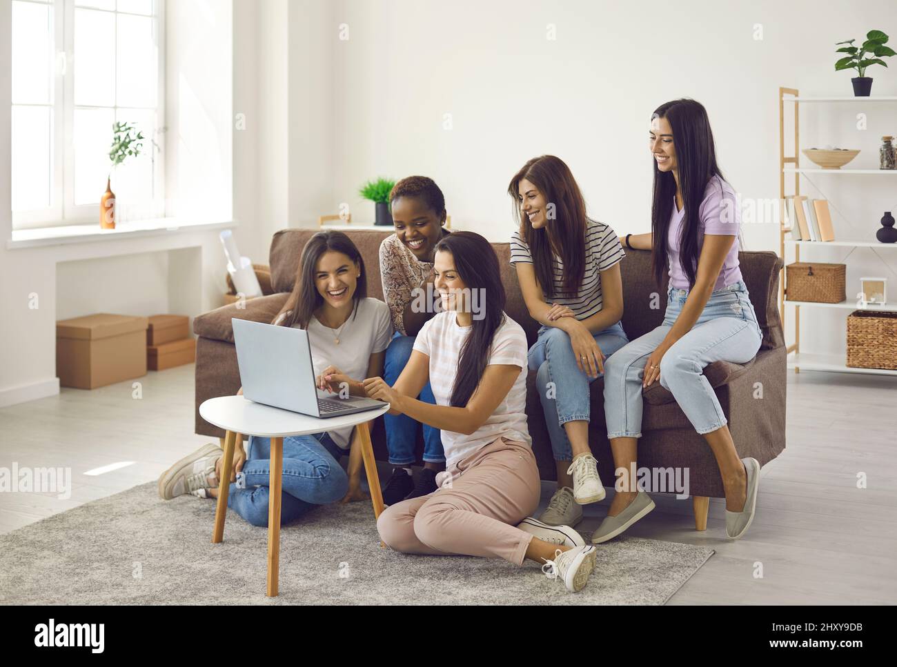 Sorridente gen z diverse ragazze si divertono con il laptop Foto Stock