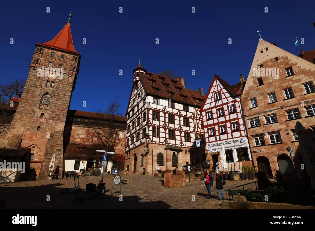 Nürnberg Architektur mit Museum Dürer Haus und Cafe oder Biergarten in der Innenstadt oder Altstadt von Nürnberg Franken, Baviera Foto Stock