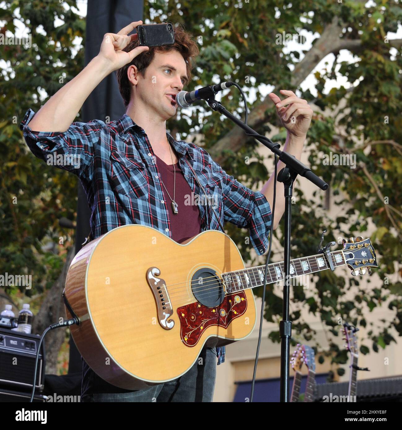 Tyler Hilton suona alla Summer Concert Series at the Grove, Los Angeles, 18th luglio 2012. Foto Stock