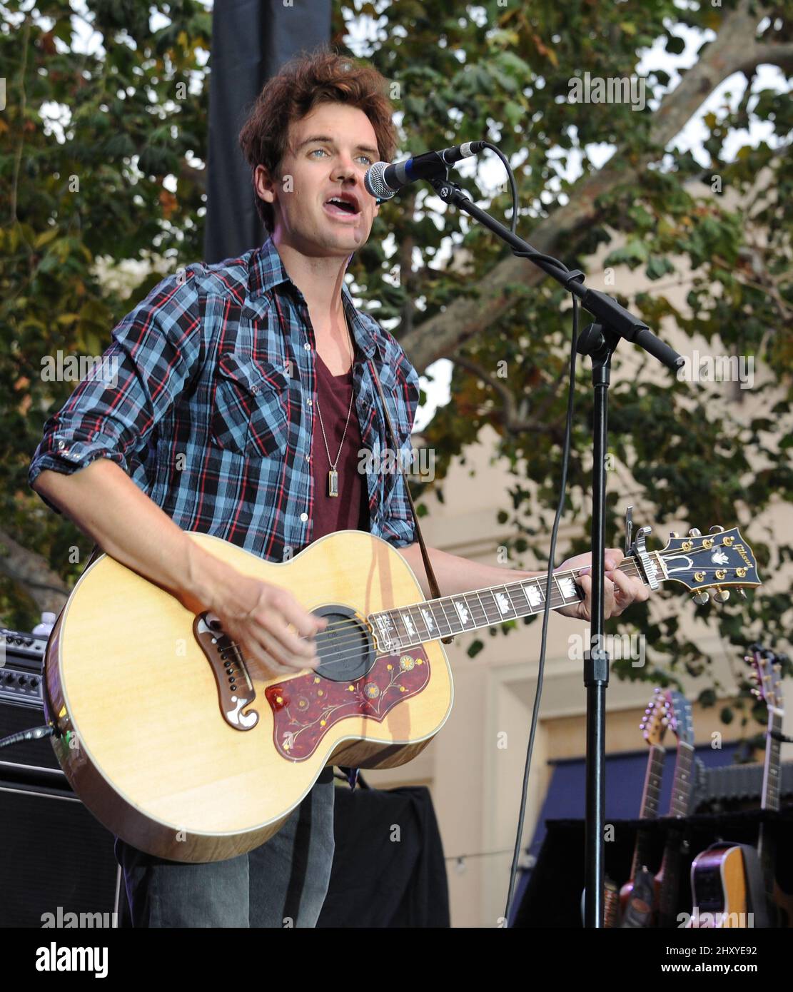 Tyler Hilton suona alla Summer Concert Series at the Grove, Los Angeles, 18th luglio 2012. Foto Stock