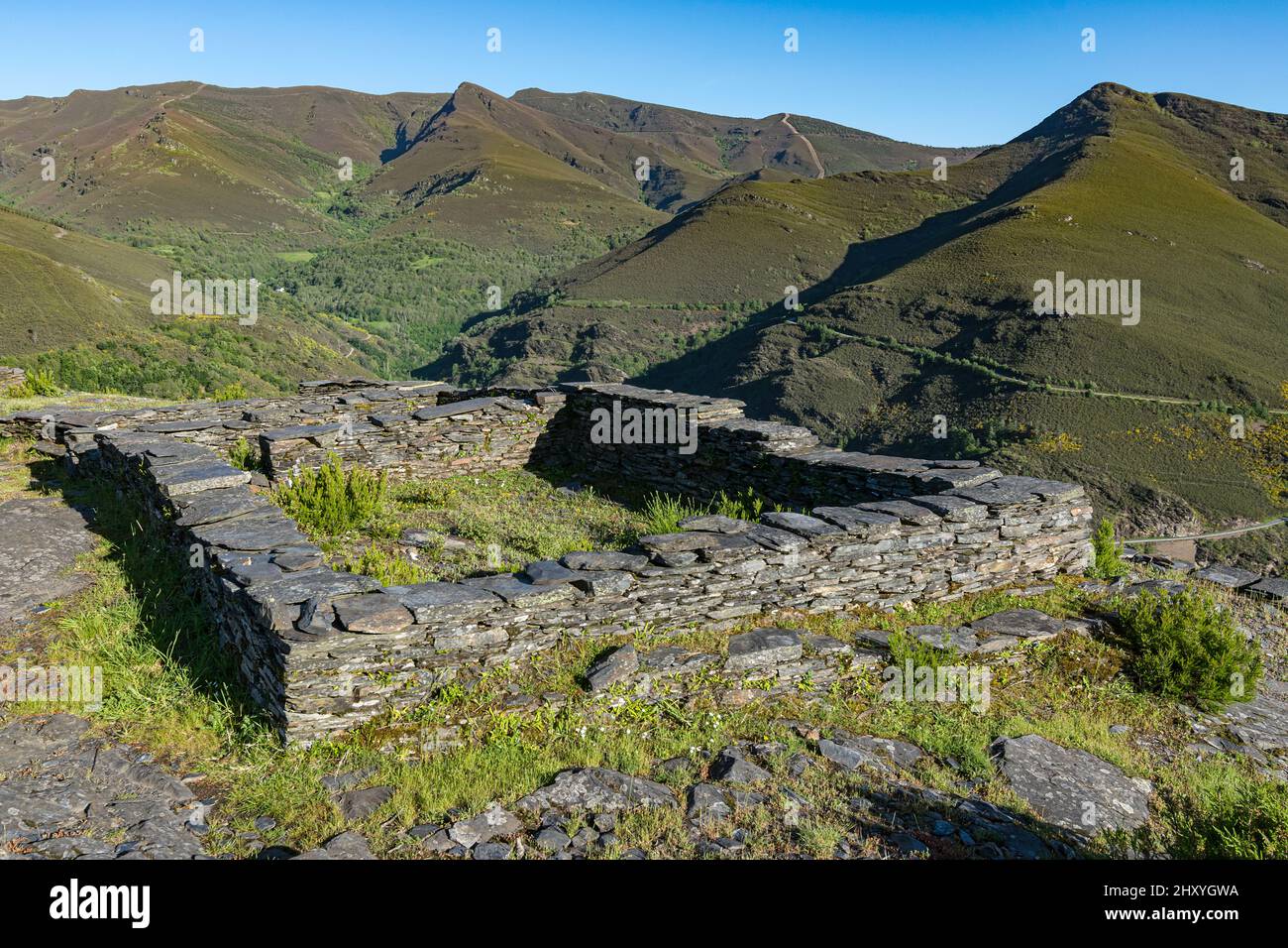 Rovine e resti di un antico villaggio celtico nelle montagne o Courel in Galizia, Spagna Foto Stock