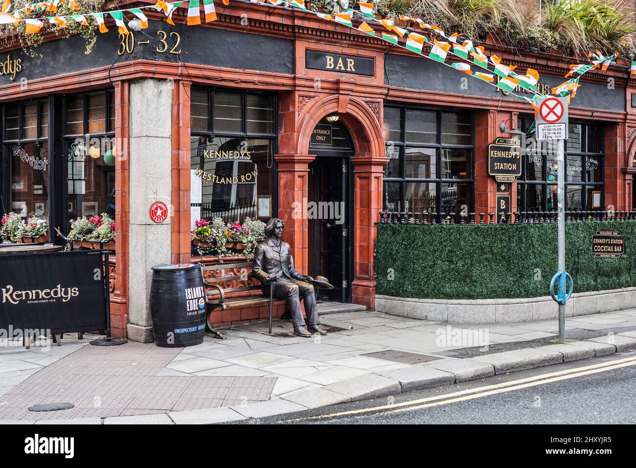 Kennedy’s Pub, ristorante e cocktail bar a Westland Row, Dublino, Irlanda. Menzionato negli Ulisse di Joyce, presenta la statua di Oscar Wilde all'esterno. Foto Stock