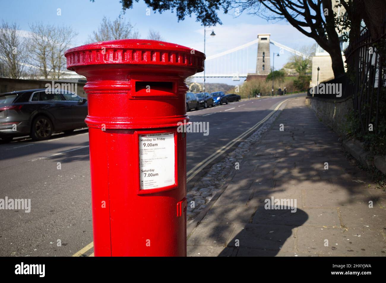 Marzo 2022 - posta rossa Royal Mail box a Clifton, Bristol, con il ponte sospeso alle spalle Foto Stock