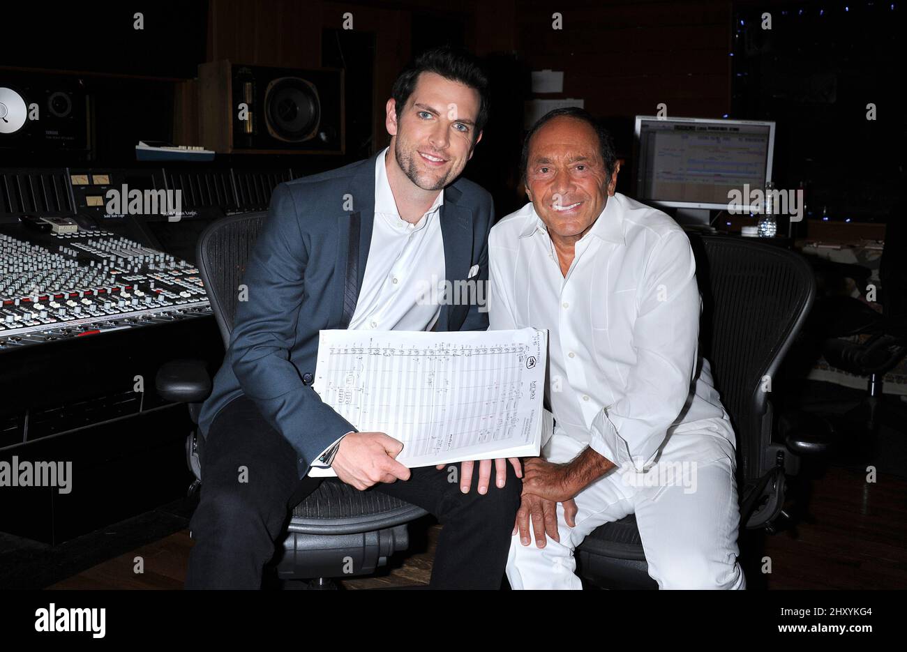 Chris Mann di The Voice e il leggendario crooner Paul Anka che lavorano al classico successo "My Way" presso Conway Recording Studios Foto Stock