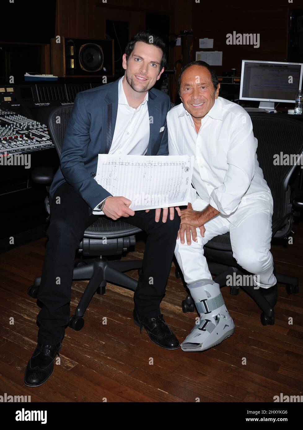 Chris Mann di The Voice e il leggendario crooner Paul Anka che lavorano al classico successo "My Way" presso Conway Recording Studios Foto Stock