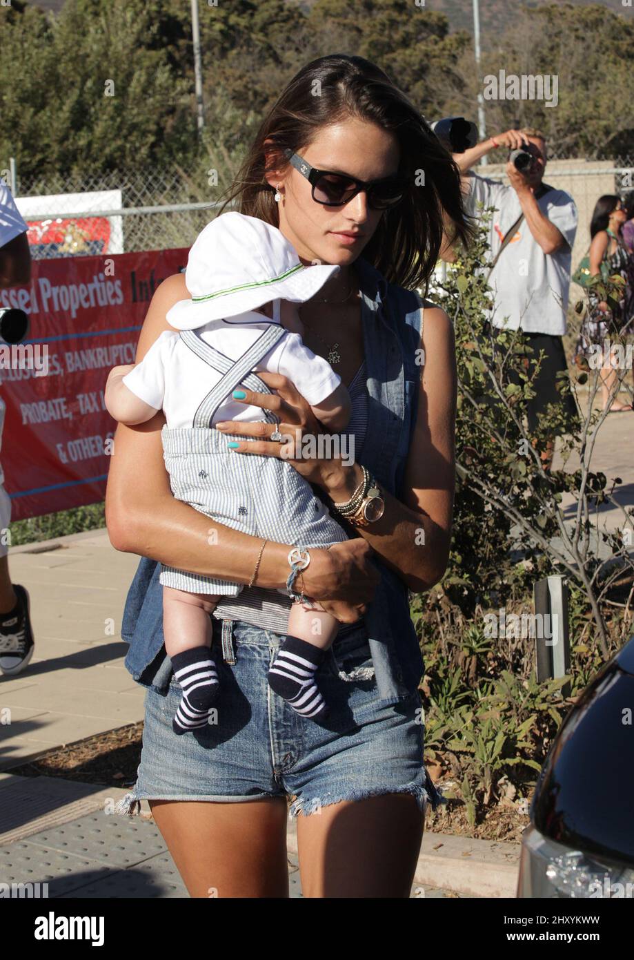 Alessandra Ambrosio e il figlio Noah Mazur partecipano all'annuale Malibu Kiwanis Chili Cook-off, Carnevale e Fiera 31st in California. Foto Stock