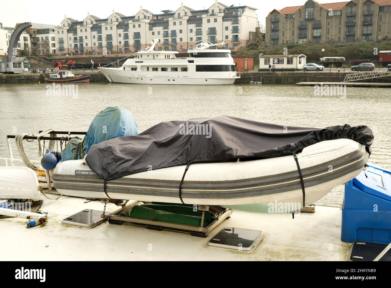 Marzo 2022 - piccolo lancio a pagamento sul retro di uno yacht nel porto di Bristol, elicottero su yacht in background, Bristol, Inghilterra, Regno Unito. Foto Stock