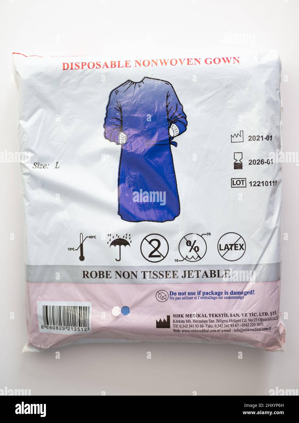 Calgary, Alberta - 11 marzo 2022: Confezione inaperta di camici medici non tessuti usa e getta . Foto Stock